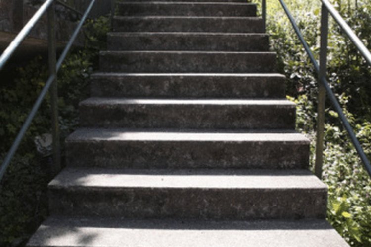 La debilidad en los músculos y la mala circulación causan dolor al subir escaleras.