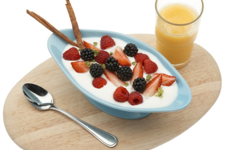 Añade fruta al yogur para preparar un desayuno delicioso y saludable.