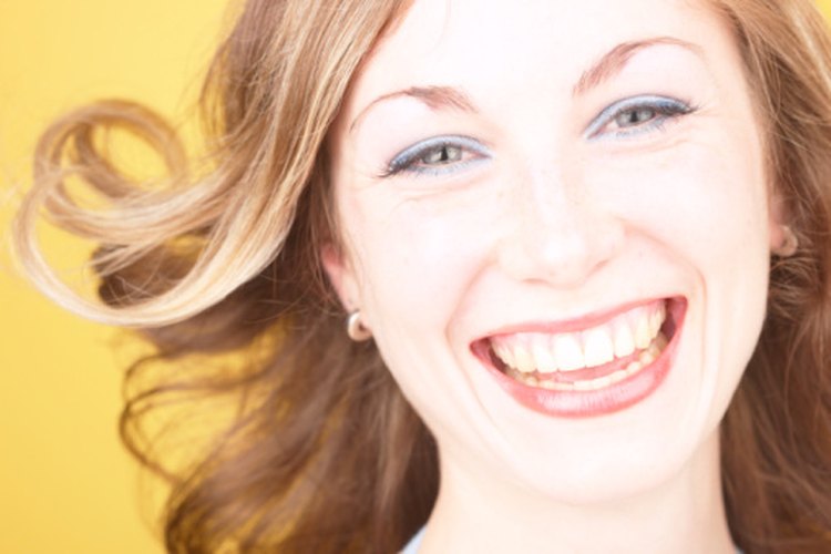 La tinta para labios permanece en los labios más tiempo que el lápiz labial convencional.