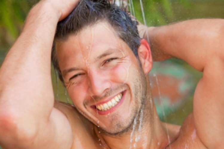 Demasiada agua por nadar o ducharse pueden resecar tu cabello.