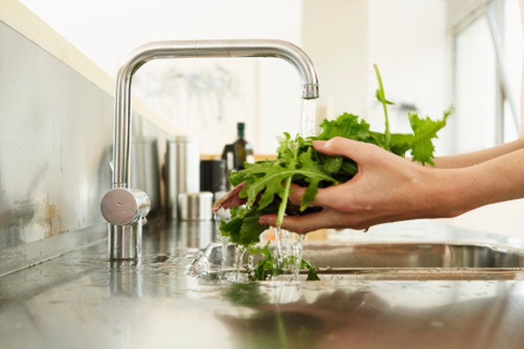 El agua contaminada puede afectar a los alimentos lavados y cocidos en el mismo.