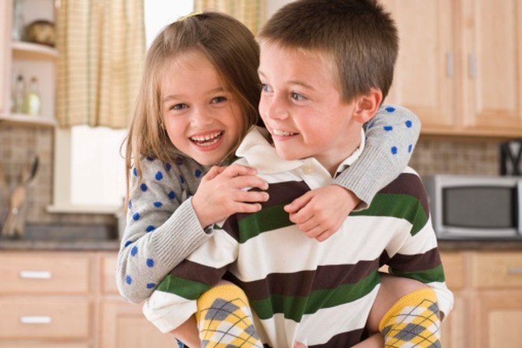 Los champúes terapéuticos podrían ayudar a aliviar la caspa en los niños.