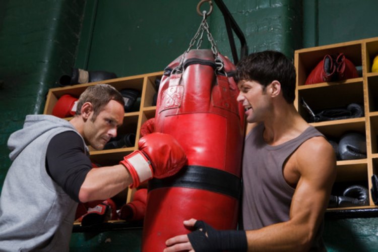 Usa una variedad de ejercicio y de equipo para crear resistencia durante el boxeo.