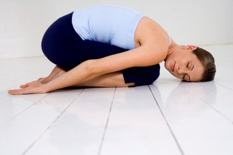 Algunas posiciones de yoga pueden ayudarte a aliviar la incomodidad de las hemorroides.