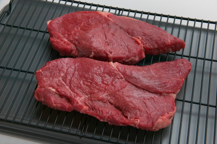 Colocar papel aluminio debajo de la rejilla del asador puede hacer que la limpieza de la bandeja sea más fácil.