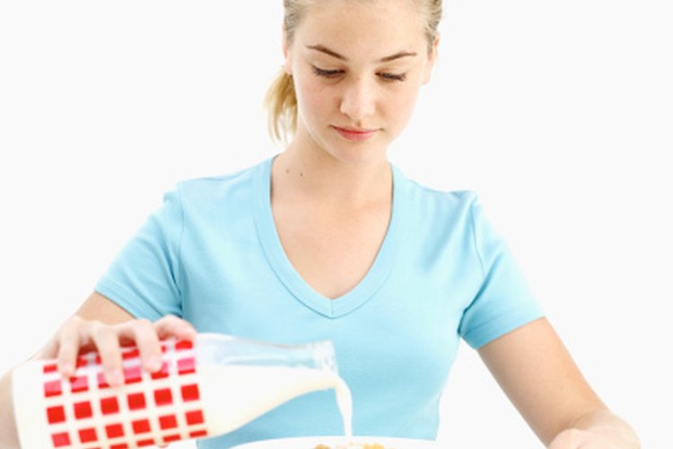 La leche baja en grasa es una buena fuente de proteínas para tu hija adolescente.