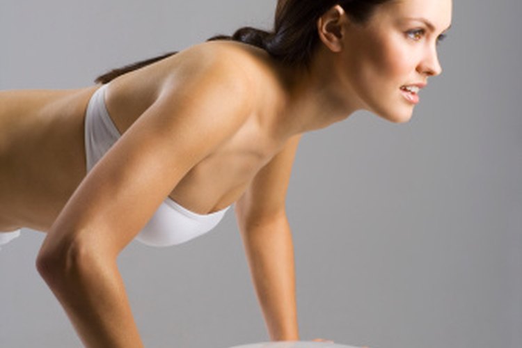 Las flexiones y las flexionas contra la pared ayudan a desarrollar fuerza y resistencia en el pecho.