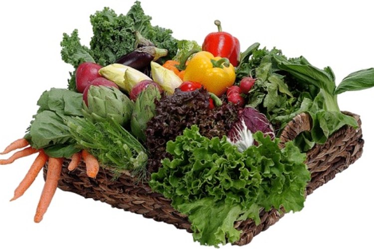 Evita consumir calorías en exceso con una dieta rica en frutas y vegetales.