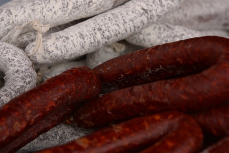 La salchicha está hecha de una amplia variedad de ingredientes.