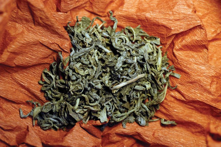 Las hojas secas de coca pueden humedecerse en agua caliente y beberse como un té.