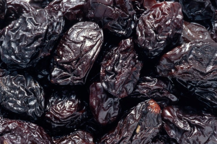 Las ciruelas pasas ayudan a estimular los intestinos.