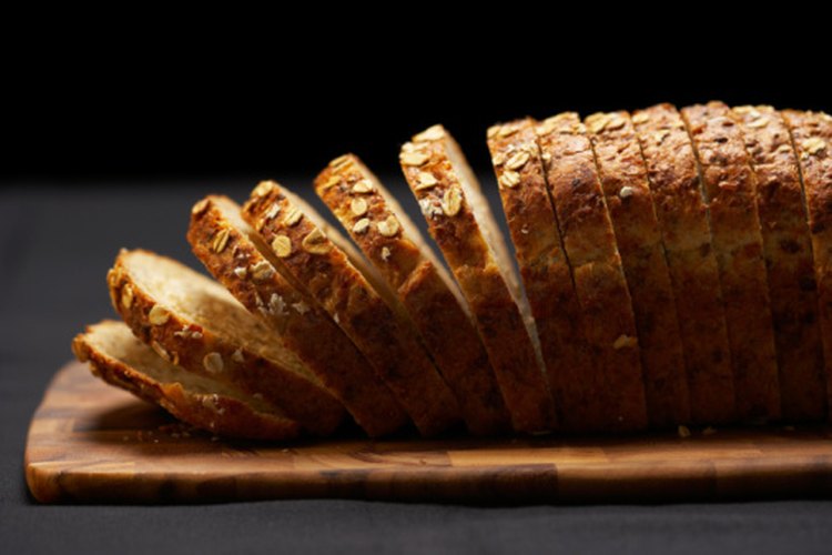 El pan de trigo integral tiene purinas, así que debes comerlo con moderación si tienes gota.