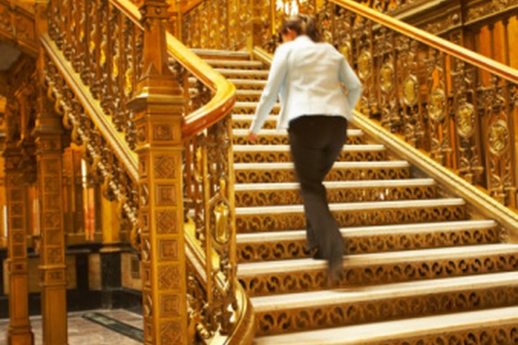 El dolor de piernas al subir escaleras puede indicar un tirón muscular en el muslo.