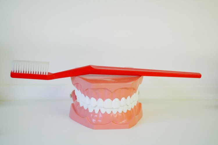 El producto indicado puede hacer que la porcelana de tus dientes brille.