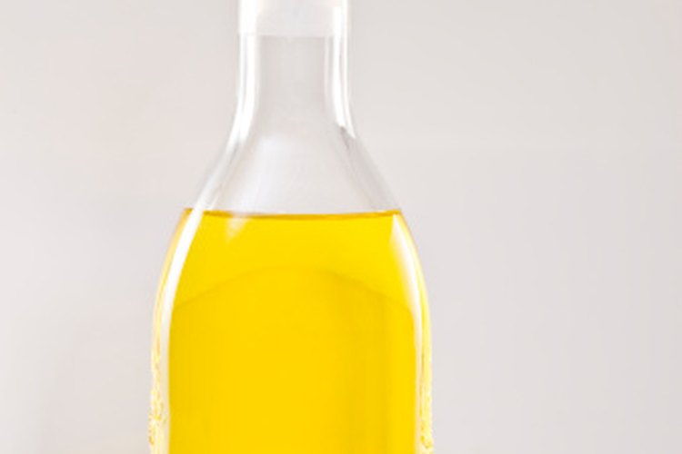 Una pequeña botella de aceite extra virgen de oliva es una buena crema hidratante.