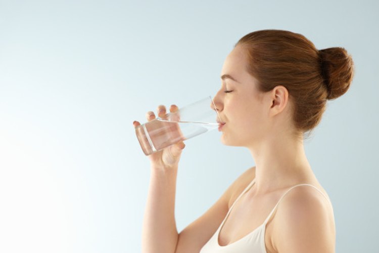 El agua ayuda a limpiar de forma natural y desintoxicar el cuerpo.