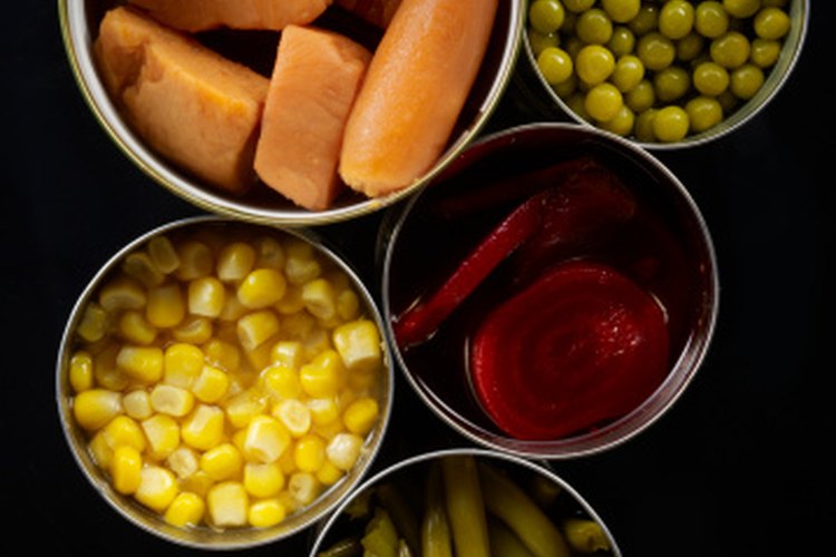La comida enlatada generalmente contiene conservantes químicos.