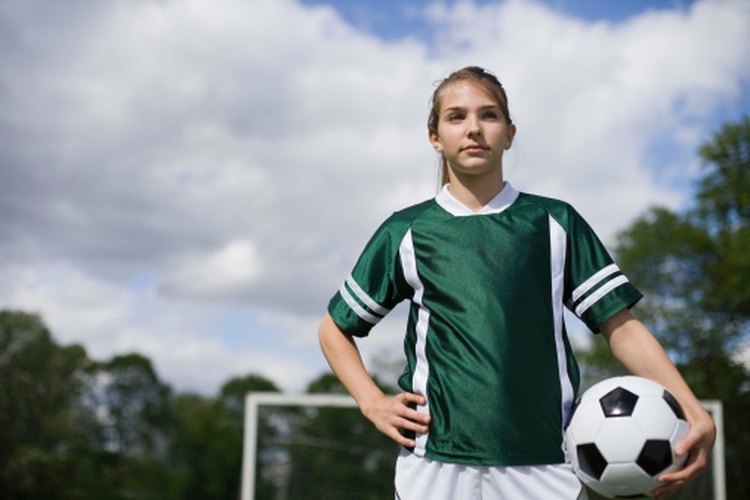 Jugar fútbol requiere velocidad y resistencia.