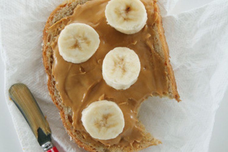 La mantequilla de maní y bananas en rodajas hacen un delicioso bocadillo.