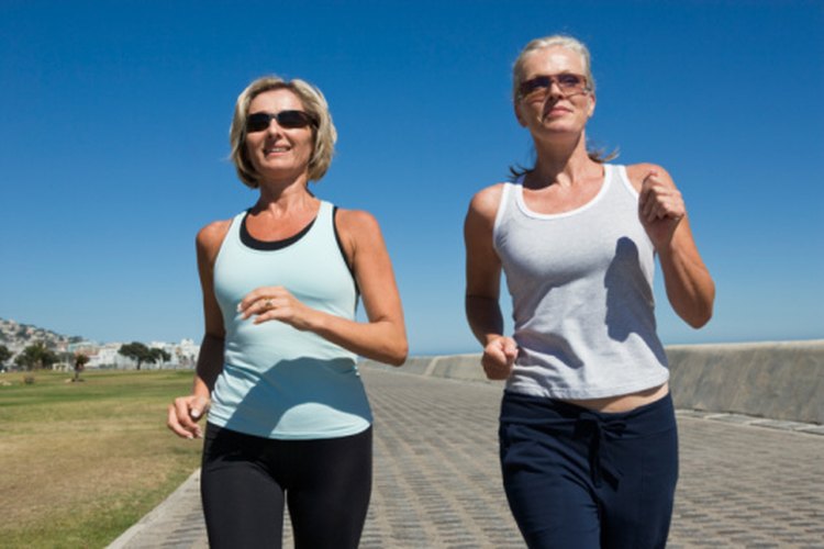 Caminar quema calorías y proporciona numerosos beneficios a la salud.