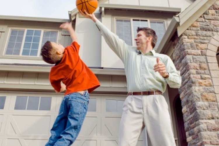 Fomenta juegos al aire libre para ayudar a tus hijos a que pierdan la grasa del vientre.