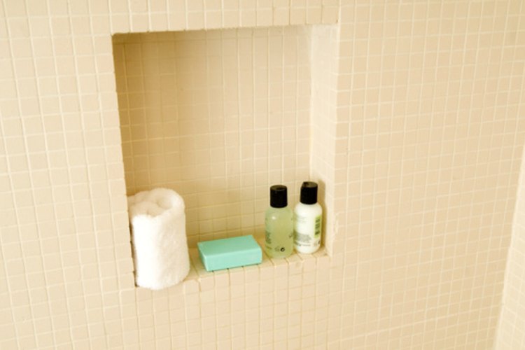 Una toallita te ayudará a eliminar todo el producto exfoliante.