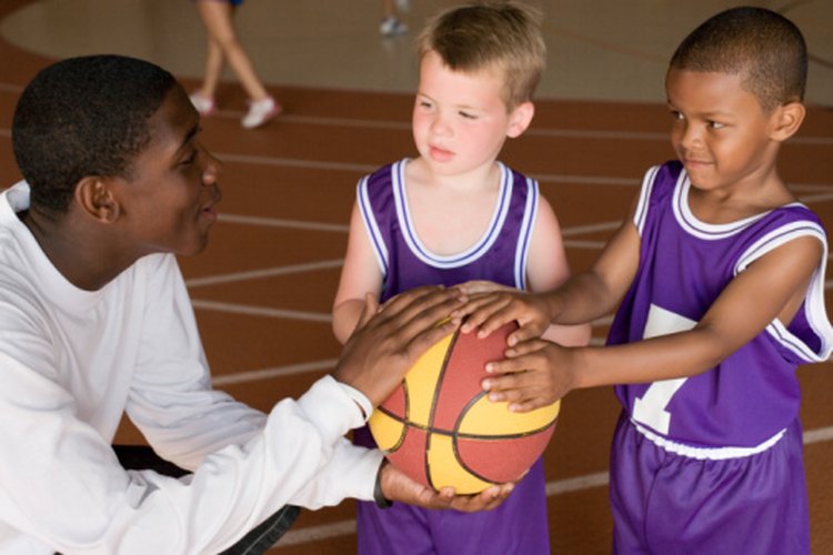 Juega juegos para enseñar habilidades de baloncesto a los niños de 4 años de edad.
