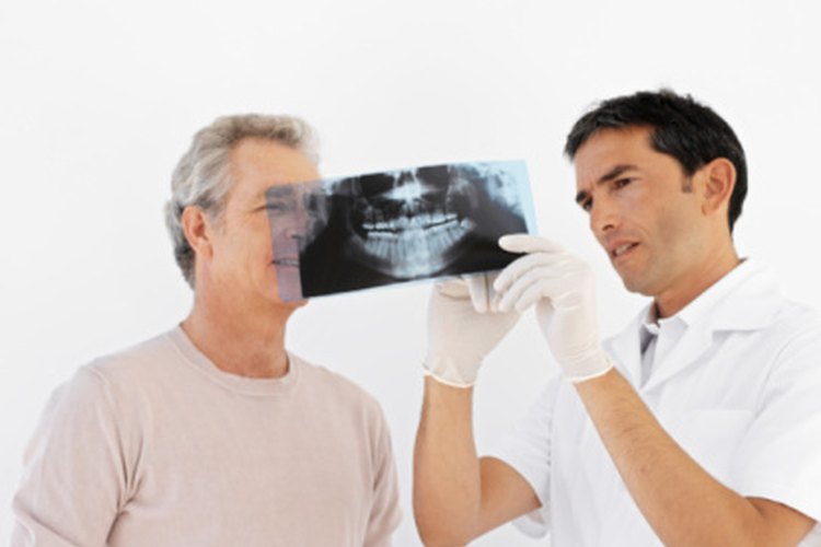 Un dentista puede saber si tienes muelas del juicio tomando radiografías de tus dientes.