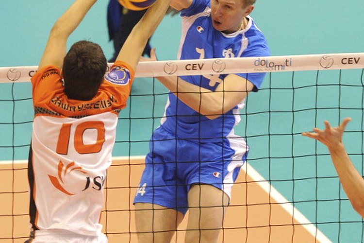 La estrategia en el voleibol se vuelve más elaborada a medida que aumenta el nivel de las habilidades.