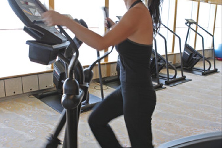 El uso de las máquinas elípticas puede ayudarte a tonificar los músculos e incrementar tu salud cardiovascular.