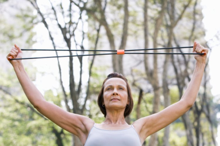 La tonificación muscular está a tu alcance bien sea mediante bandas o pesas.