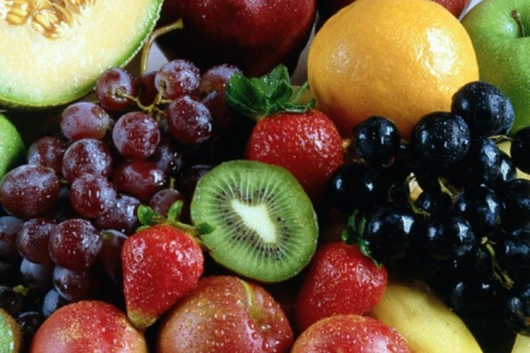 Agrega por lo menos tres porciones de frutas a tu dieta diaria.