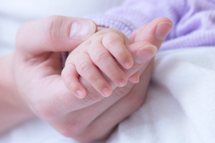 Mantén las uñas de tu bebé limpias para evitar enfermedades.