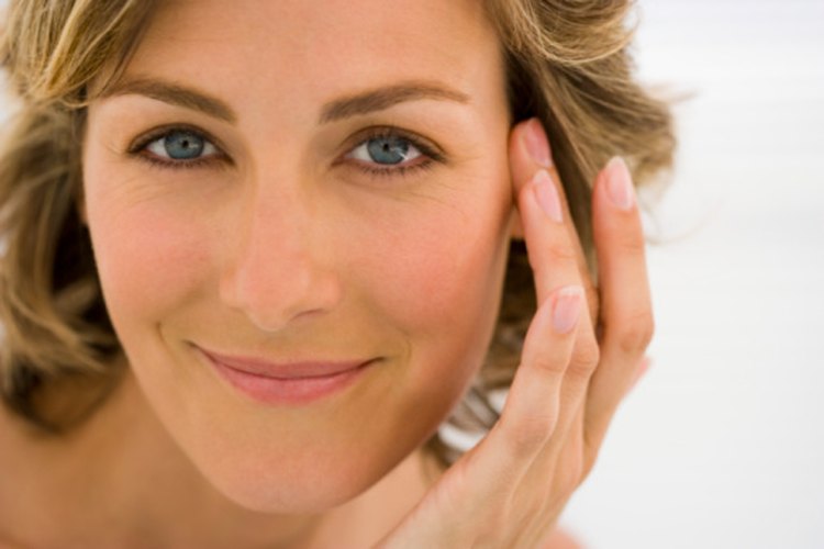 El Derma Wand usa una micro corriente para estimular la piel de edad.