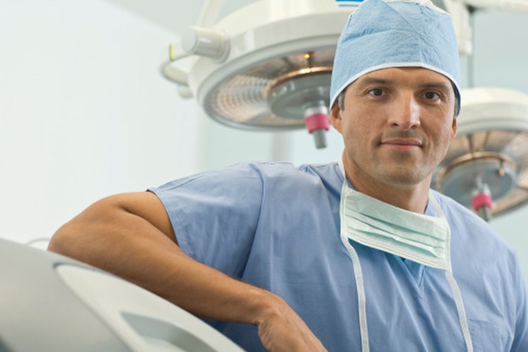 La especialidad de un doctor se denota por una abreviación después de su nombre.