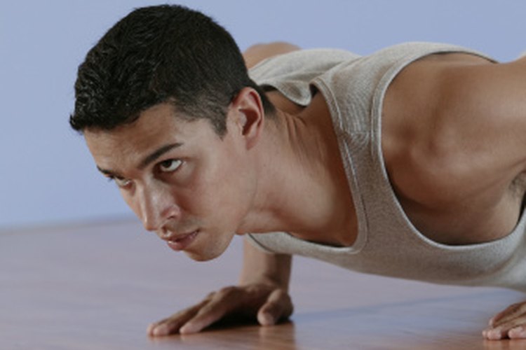 Las flexiones de pecho se pueden hacer en cualquier lugar para desarrollar los pectorales.