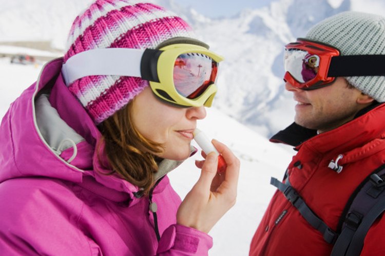 Un bálsamo para labios de base aceitosa puede proteger tu boca en condiciones climáticas adversas.