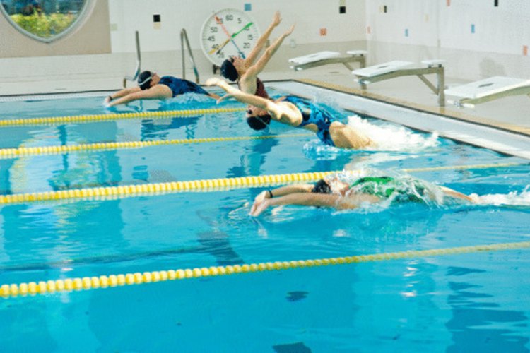 La natación combina alto esfuerzo con bajo impacto.