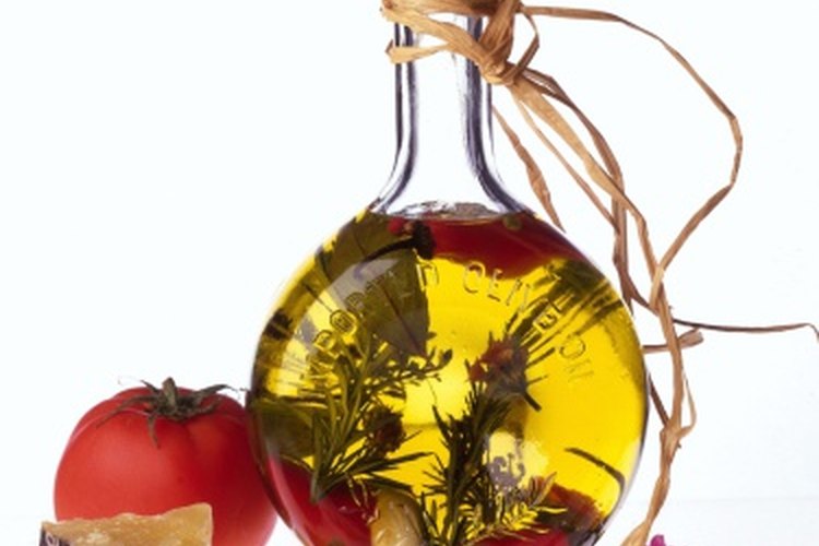 Fabricar tu propio aceite de oliva con infusión de ajo puede ser peligroso.