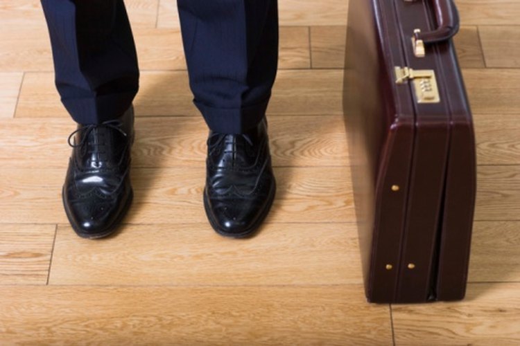Caminar con zapatos de suela dura puede exacerbar la tensión muscular en los dedos del pie y producir calambres.