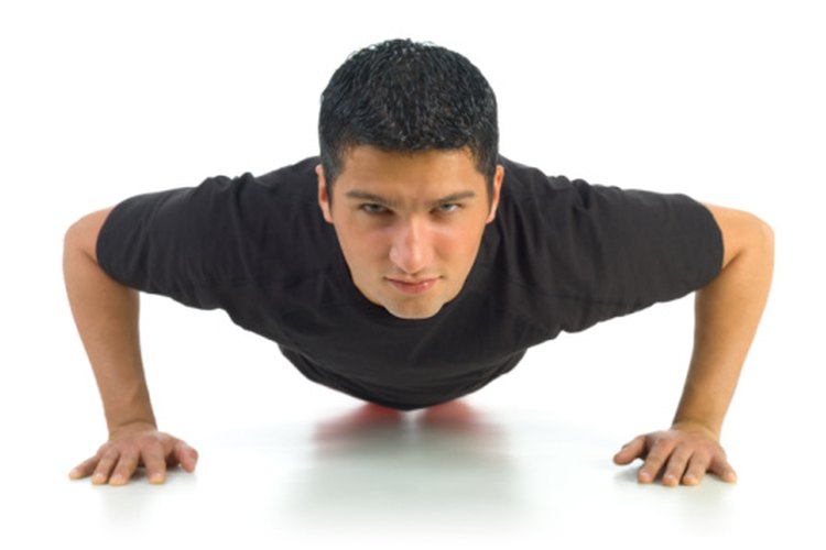 Las flexiones de brazos cargan el pecho, los hombros y lo triceps, por lo que es necesario descansar luego de cada sesión.