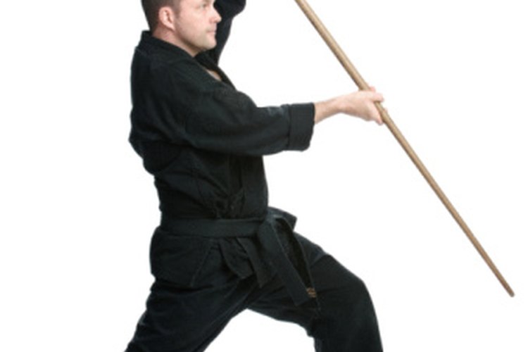 Los estudiantes de Kenpo Karate aprenden a usar un bastón de madera.