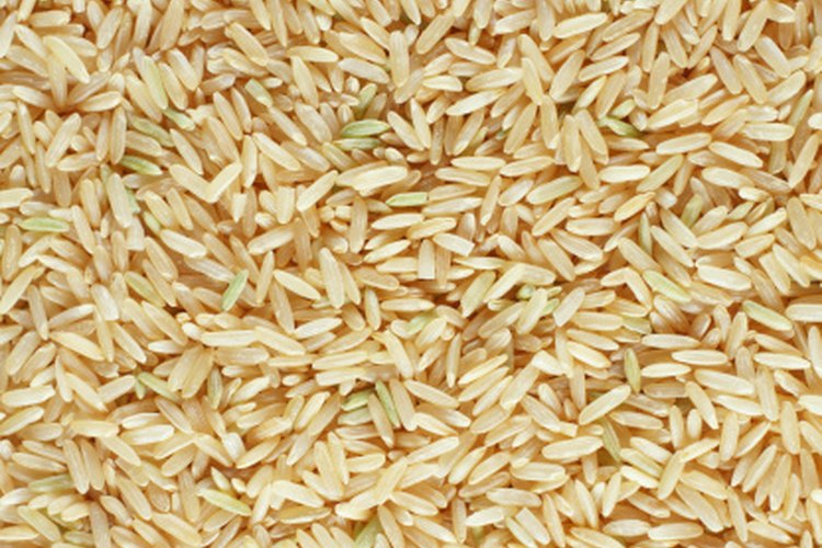 El arroz integral ayuda a controlar los niveles de azúcar en la sangre.