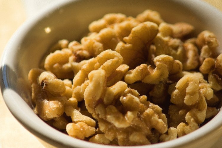 Las nueces ayudan a incrementar los niveles de lipoproteínas de alta densidad porque proporcionan ácidos grasos omega-3.