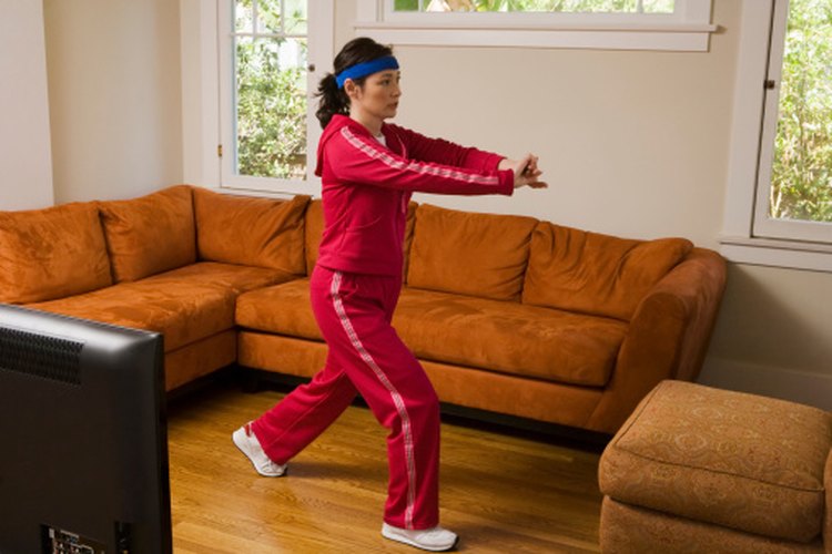 Puedes hacer ejercicios aeróbicos en casa o como parte de un grupo.