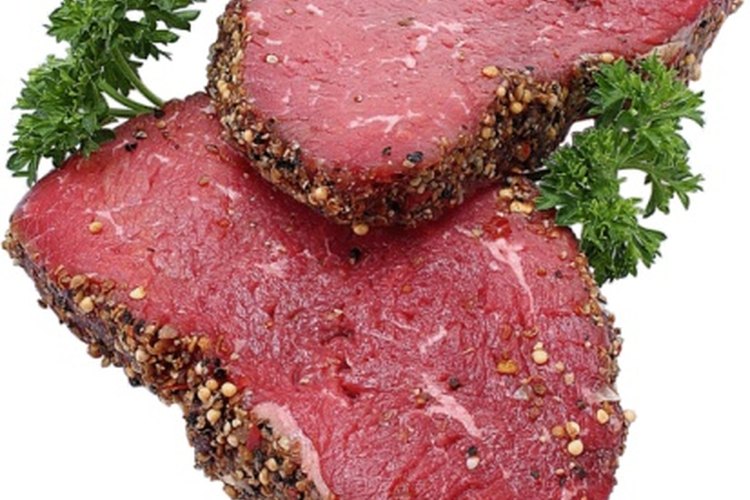 La carne cruda puede estar contaminada con varios tipos de bacterias.