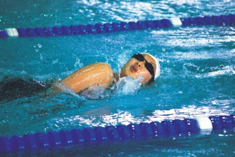 Tragar agua de la piscina puede causarte tos mientras nadas.
