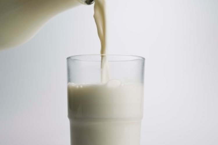 La leche es una buena fuente de proteínas y puede ayudar a que te recuperes después de tus sesiones de entrenamiento de fuerza.
