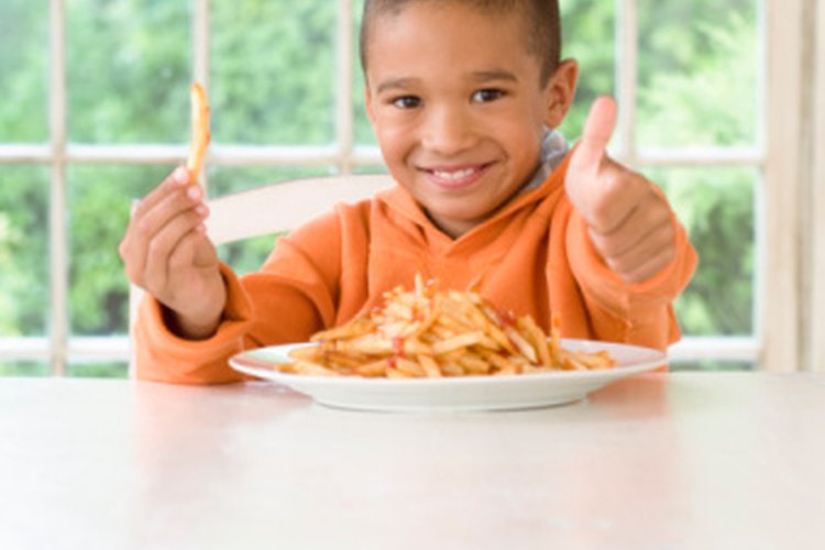 Congela rodajas de papas con anticipación para poder preparar un refrigerio casero.