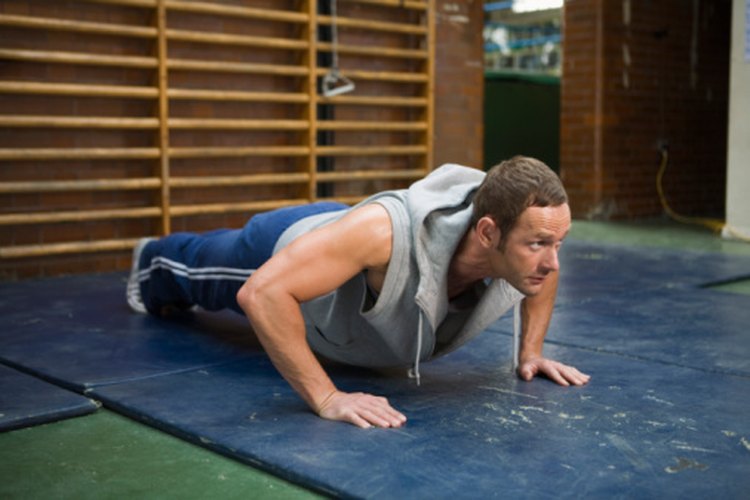 Demasiadas flexiones pueden estresar las estructuras de tus hombros.
